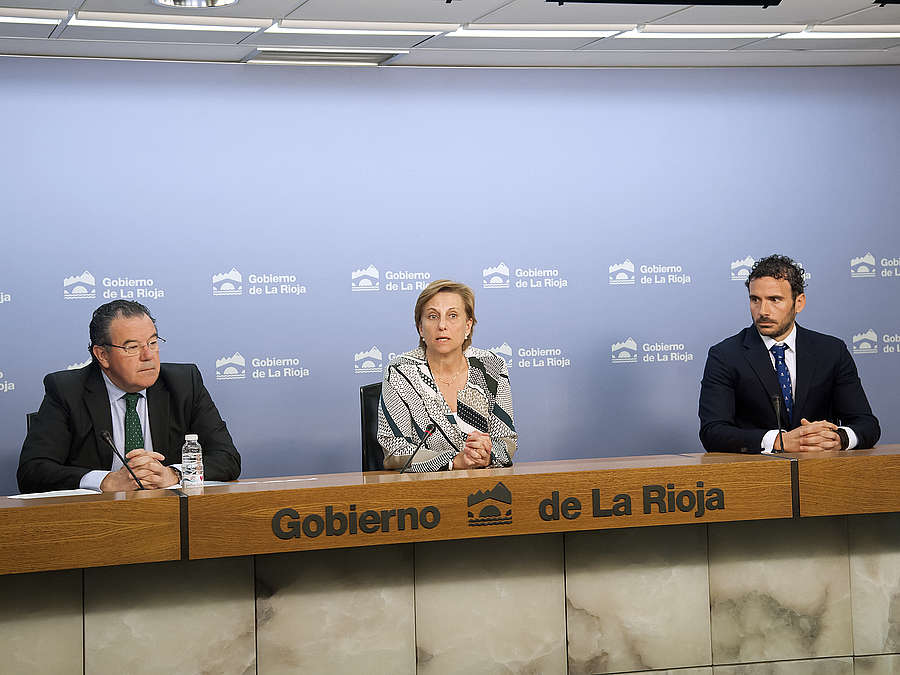 La consejera de Desarrollo Económico e Innovación, Leonor González Menorca, acompañada por el gerente de la ADER, Javier Ureña, y el empresario Alejandro Miguel, presenta la nueva convocatoria de la Agenda de Fortalecimiento Empresarial y balance de 