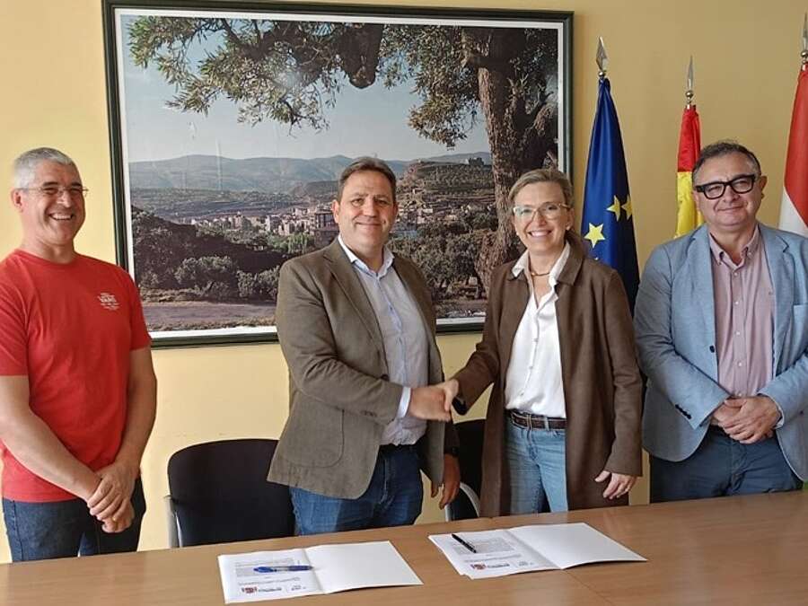 Asistentes a la firma del convenio para la construcción de un centro de trasformación automatizado en Igea