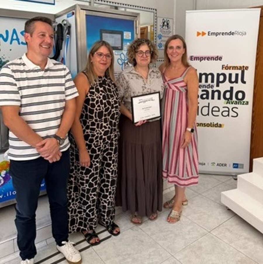 Representantes del Ayuntamiento de Arnedo y EmprendeRioja en la entrega del reconocimiento del Emprendedor del Mes