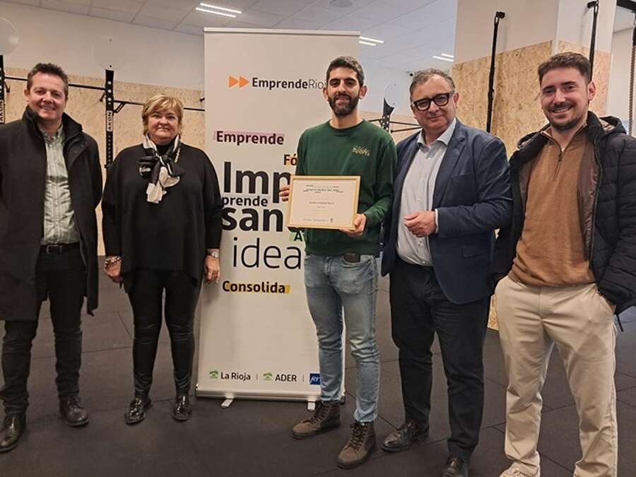 Entrega del reconocimiento de Emprendedor del Mes al proyecto empresarial Mako Sports, emprendido por Rubén Cristóbal Marín en Autol