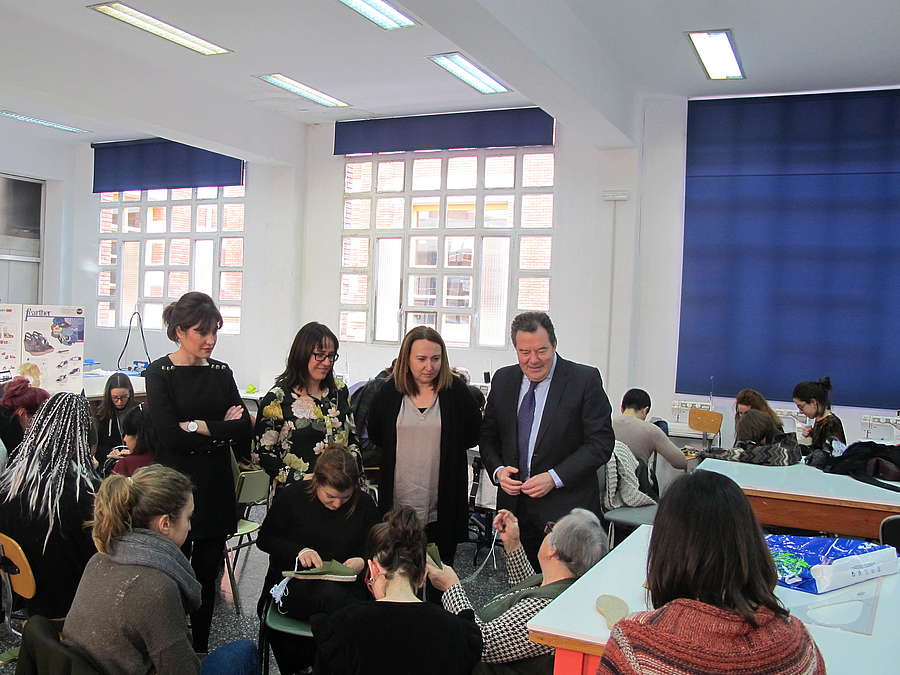 Javier Ureña visita el taller de diseño de cosido de la alpargata en la ESDIR