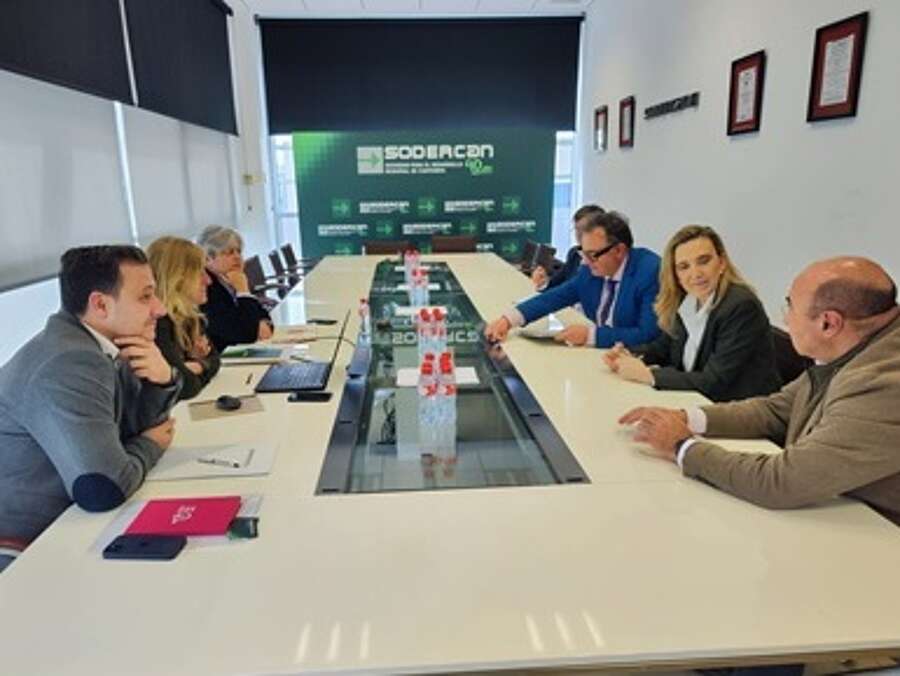 Reunión de Belinda León, Luis Pérez Echeguren y Amadeo Lázaro con Eduardo Arasti, consejero de Industria, Empleo, Innovación y Comercio de Cantabria