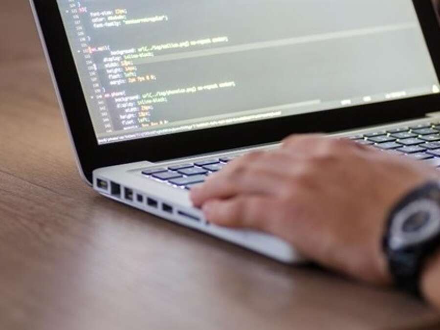 Ordenador en un escritorio