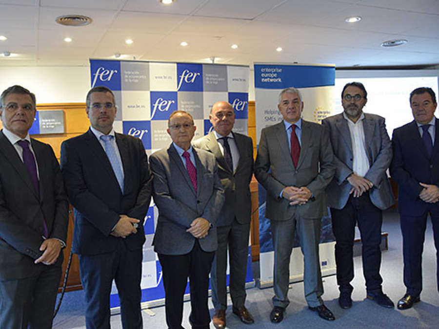 Participantes en la mesa de trabajo celebrada en la Federación de Empresarios de La Rioja con el embajador de Turquía en España, Ömer Öhnon