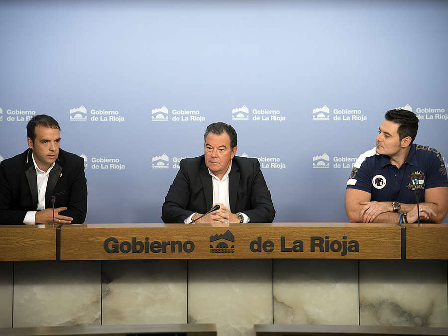 El gerente de la ADER, Javier Ureña; el alcalde de Nájera, Jonás Olarte, y el presidente de la Asociación del Mueble de Nájera, Sergio Díez, presentan la IX Feria Oulet del Mueble de Nájera.