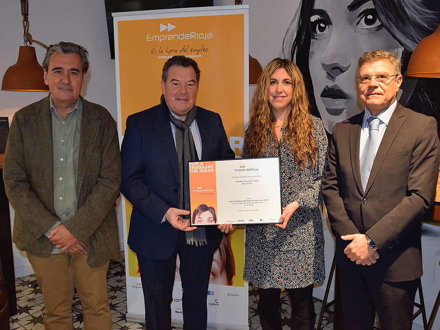 El gerente de la ADER, Javier Ureña, entrega el diploma del emprendedor del mes a Susana Palacio 