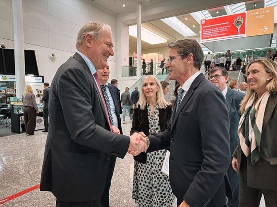 El presidente de La Rioja, Gonzalo Capellán, junto a la consejera de Economía, Innovación, Empresa y Trabajo Autónomo, Belinda León, y el director general de Empresa, Energías e Internacionalización, Amadeo Lázaro, en la visita a la feria Anuga