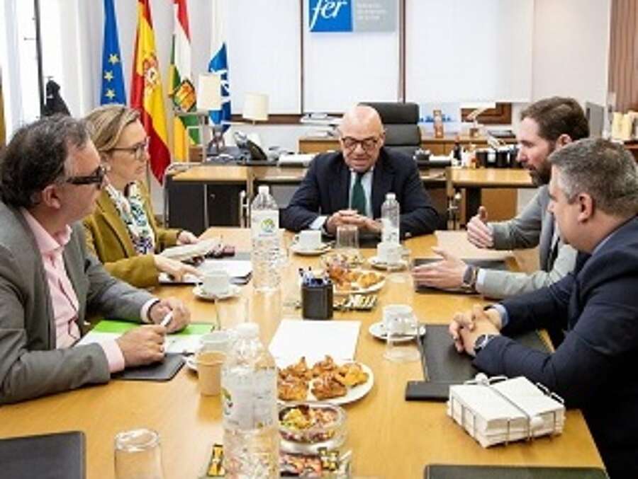 Asistentes a la reunión de la Consejería de Economía, Innovación, Empresa y Trabajo Autónomo y la Federación de Empresas de La Rioja