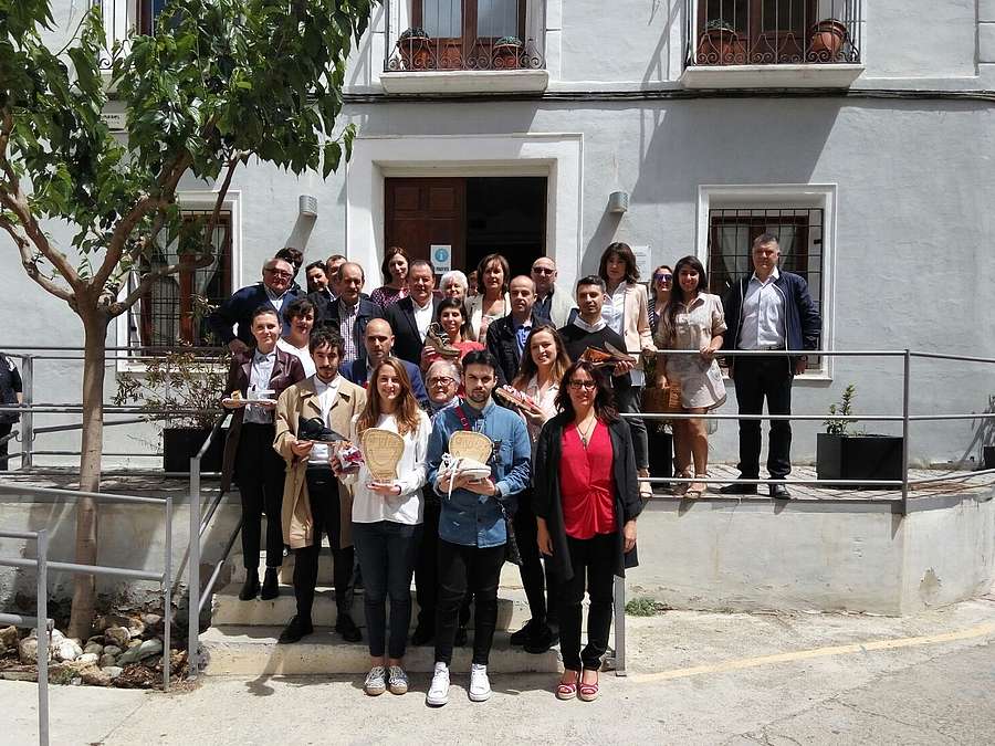 Ganadores y participantes  en el IV premio de diseño de la alpargata celebrado en Cervera de Río Alhama