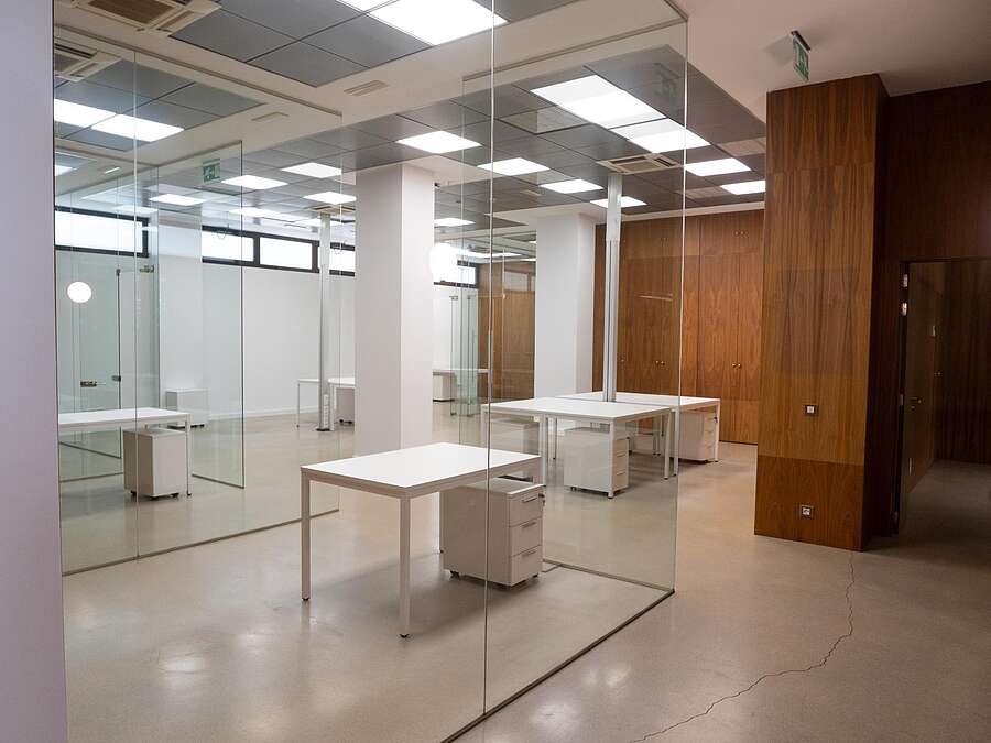 La consejera de Economía, Innovación, Empresa y Trabajo Autónomo, Belinda León y el gerente de ADER, Luis Pérez Echeguren, en las instalaciones de un nuevo vivero de empresas