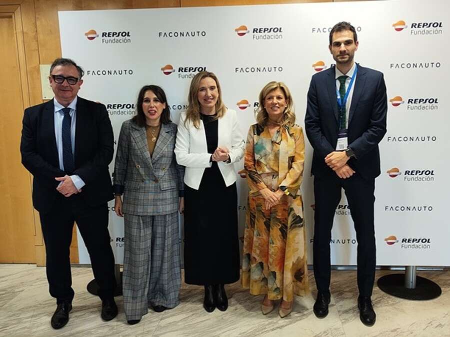 La consejera de Economía, Innovación, Empresa y Trabajo Autónomo, Belinda León, y el gerente de la ADER, Luis Pérez Echeguren, en la entrega del Premio Compromiso al Programa VER