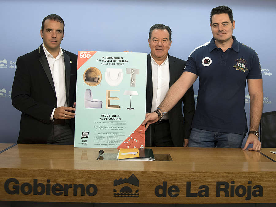 El gerente de la ADER, Javier Ureña; el alcalde de Nájera, Jonás Olarte, y el presidente de la Asociación del Mueble de Nájera, Sergio Díez, presentan la IX Feria Oulet del Mueble de Nájera.