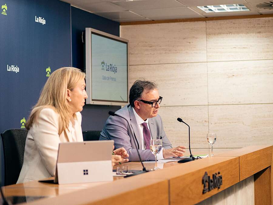 La consejera de Economía, Innovación, Empresa y Trabajo Autónomo, Belinda León, y el gerente de ADER, Luis Pérez, presentan el plan de choque para agilizar la tramitación de expedientes