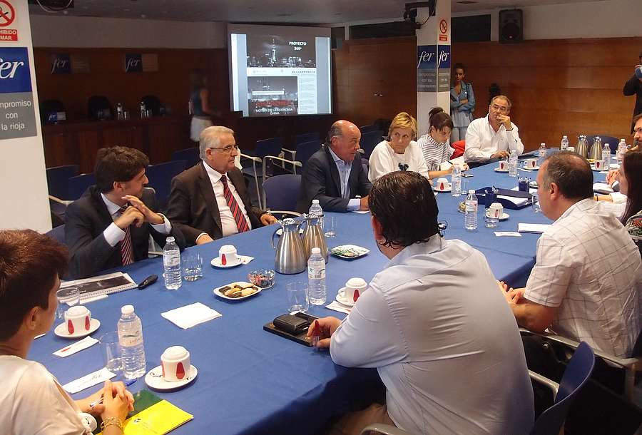 Mesa de reunión formada por Leonor González Menorca, Jaime García-Calzada y los representantes en España de la Federación Industrial de Shenzhen (China)