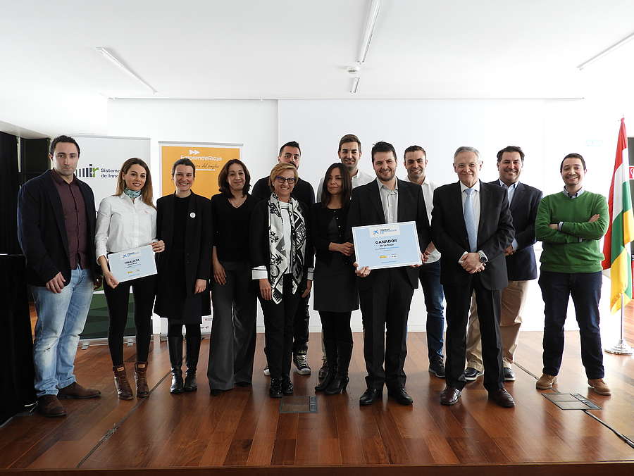 La consejera de Desarrollo Económico e Innovación, Leonor González Menorca, acompañada por el director territorial de CaixaBank en La Rioja y Aragón, Raul Marqueta, preside la entrega de los premios Emprendedor XXI, organizados por CaixaBank y ADER.