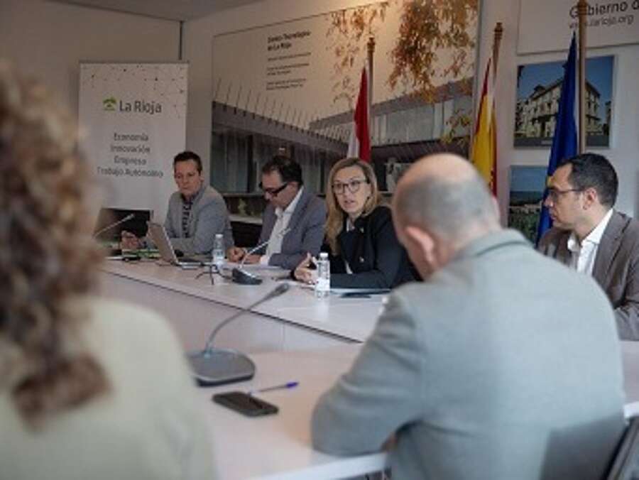 La consejera de Economía, Innovación, Empresa y Trabajo Autónomo, Belinda León, y el gerente de ADER, Luis Pérez Echeguren, en el Encuentro del Plan de Fomento del Emprendimiento