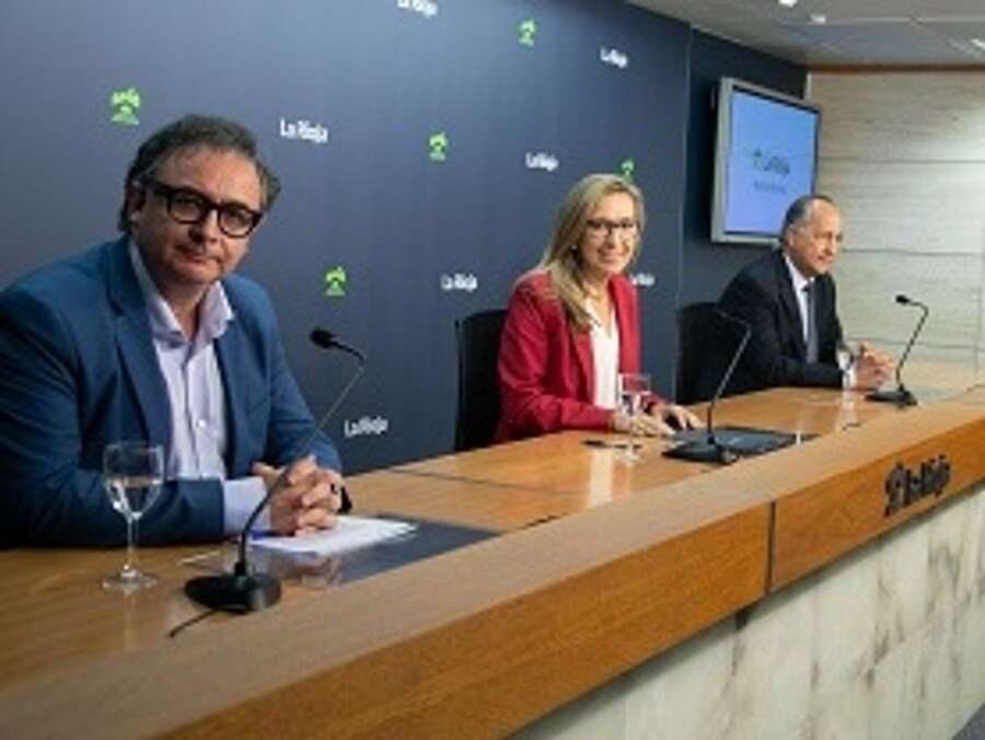 La consejera de Economía, Innovación, Empresa y Trabajo Autónomo, Belinda León, el gerente de la ADER, Luis Pérez Echeguren, y el presidente de ARIAUTO, Eduardo de Luis, presentan el programa VER