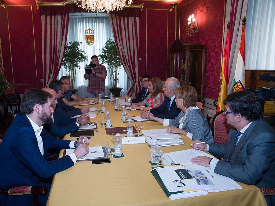 El presidente del Gobierno de La Rioja, José Ignacio Ceniceros, informa de la reunión del Consejo Riojano del Diálogo Social en la que se aprobará el Plan de Desarrollo Industrial de La Rioja 2017-2020. 