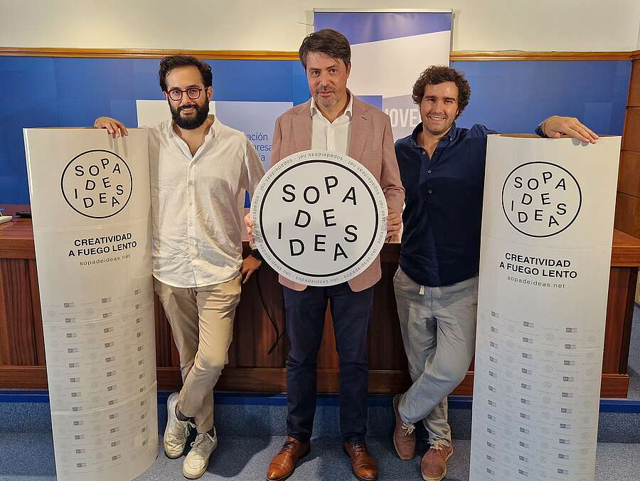 El gerente de lADER, Luis Alonso, presenta junto a Diego Caro, presidente de FER Joven, la segunda edición de la iniciativa Sopa de Ideas