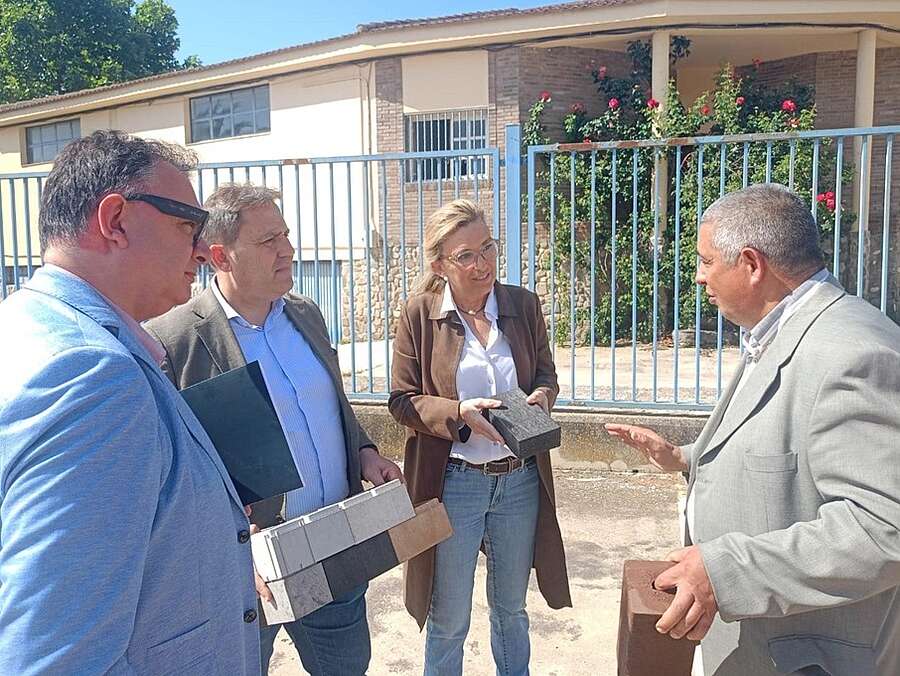 Asistentes a la firma del convenio para la construcción de un centro de trasformación automatizado en Igea