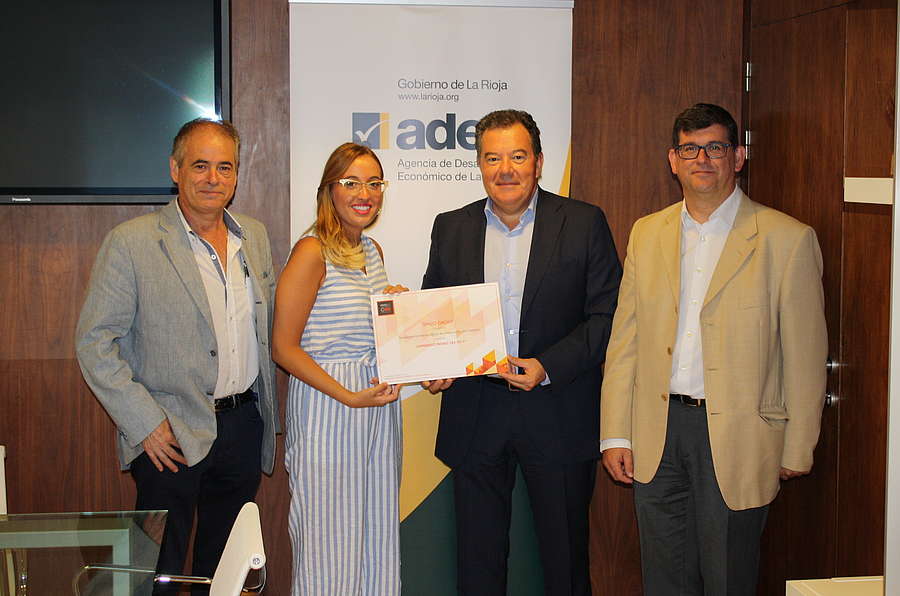 Javier Ureña entrega el diploma acreditativo a Spigo Group por su participación en los Premios CEX