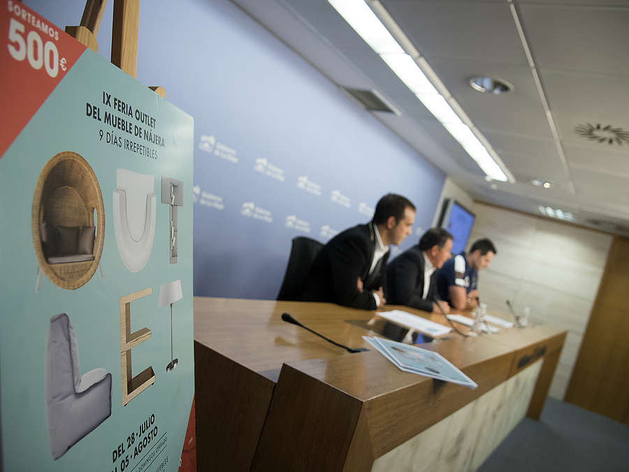 El gerente de la ADER, Javier Ureña; el alcalde de Nájera, Jonás Olarte, y el presidente de la Asociación del Mueble de Nájera, Sergio Díez, presentan la IX Feria Oulet del Mueble de Nájera.