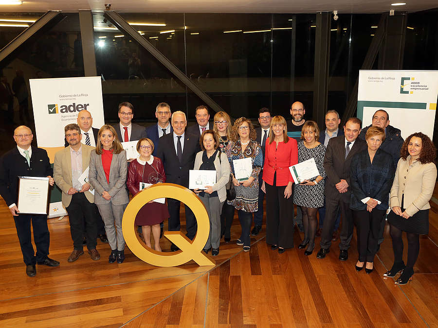 Los consejeros de Administración Pública y Hacienda, Alfonso Domínguez, y de Desarrollo Económico e Innovación, Leonor González Menorca, participan en la entrega de la décima edición de los premios y reconocimientos a la Excelencia 2017