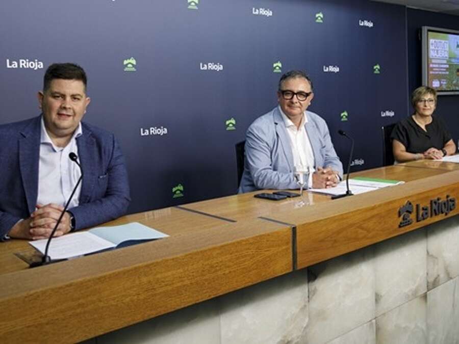 El gerente de la ADER, Luis Pérez Echeguren, junto al alcalde de Nájera, Jorge Salaverri, y la presidenta de la Asociación El Mueble de Nájera, Nuria Núñez, en la presentación de la Feria del Outlet y de la Oportunidad del Mueble del Nájera, +OUTLETNÁJERA
