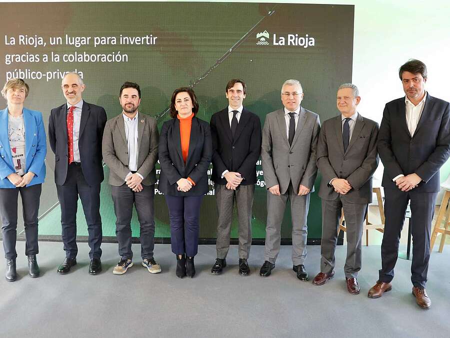 Representantes del Gobierno de La Rioja y de la empresa Global Solar Energy Catorce SL