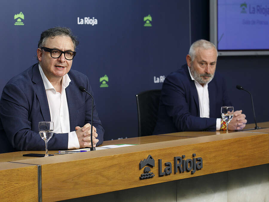 El gerente de la ADER, Luis Pérez Echeguren, y el vicepresidente de la Asociación Riojana de Automoción, Jesús Romero, informan de la convocatoria CAR