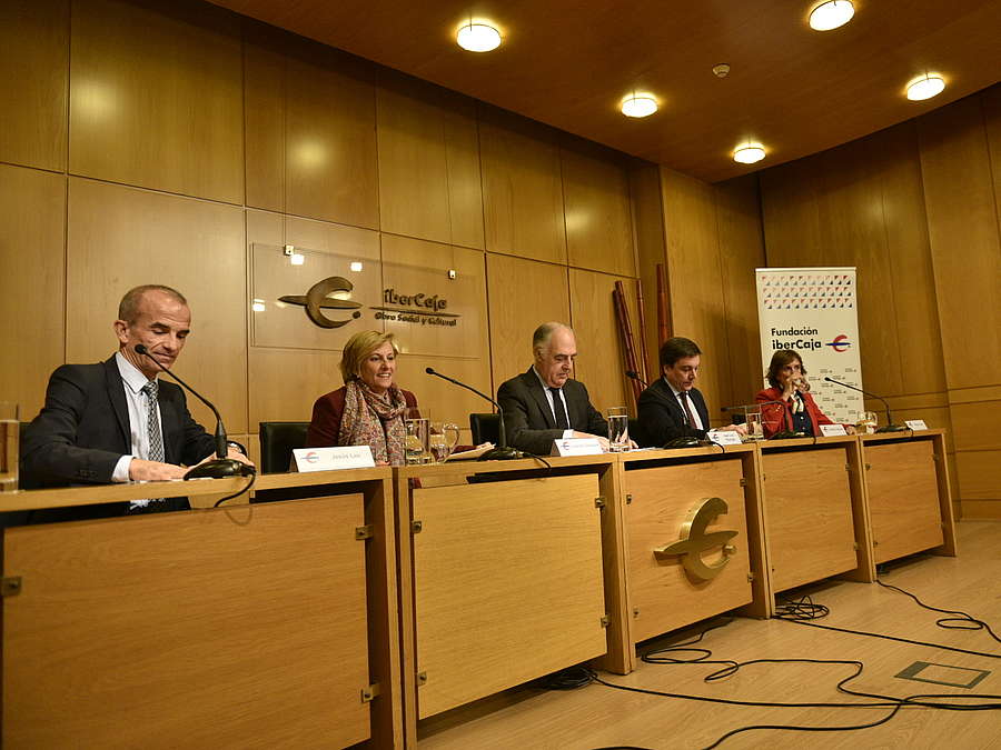 Los consejeros de Educación, Formación y Empleo, Alberto Galiana, y de Desarrollo Económico e Innovación, Leonor González Menorca, han presentado hoy los programas Aprendiendo a emprender con Ibercaja y Emplea-T y Emprende