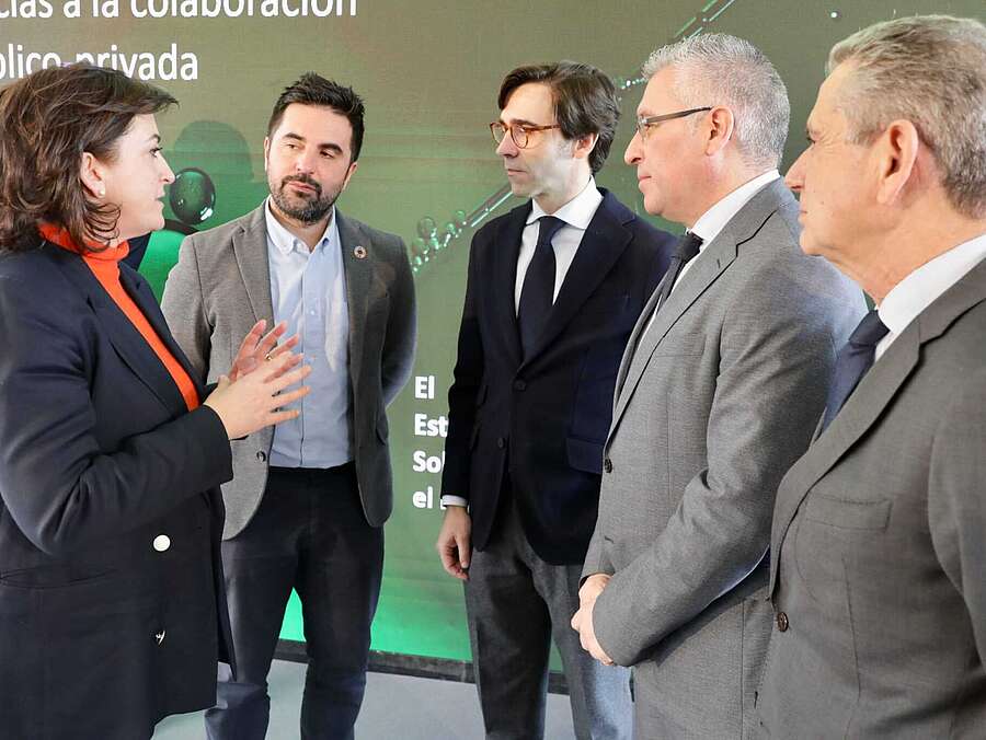 Representantes del Gobierno de La Rioja y de la empresa Global Solar Energy Catorce SL
