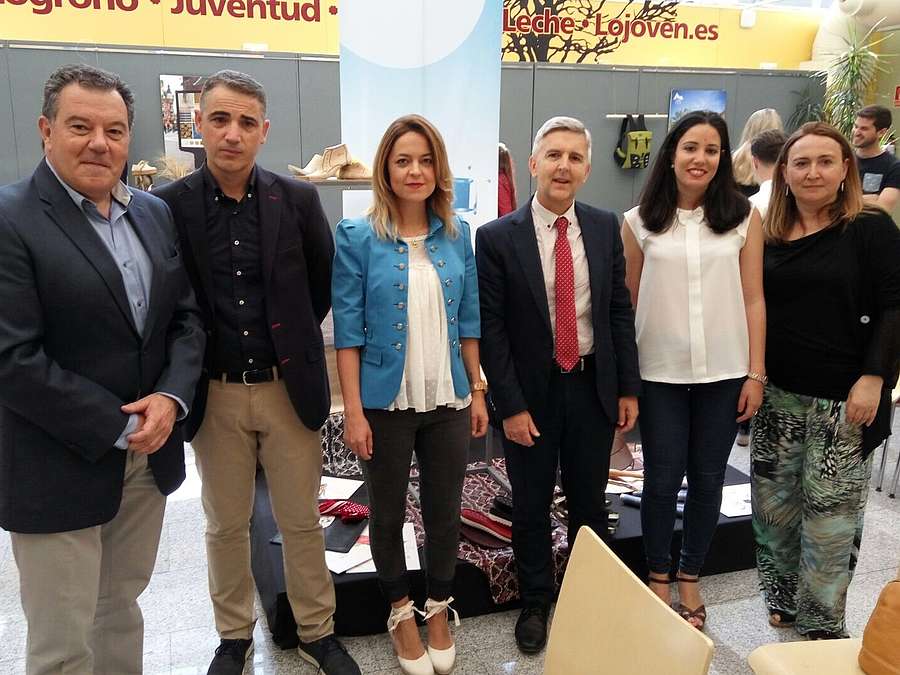 El gerente de la ADER, Javier Ureña, ha participado en la inauguración de la exposición de trabajos de fin de curso realizados por los alumnos del Ciclo Superior de Diseño IES Virgen de Vico de Arnedo