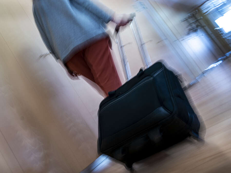 Una persona viaja con una maleta