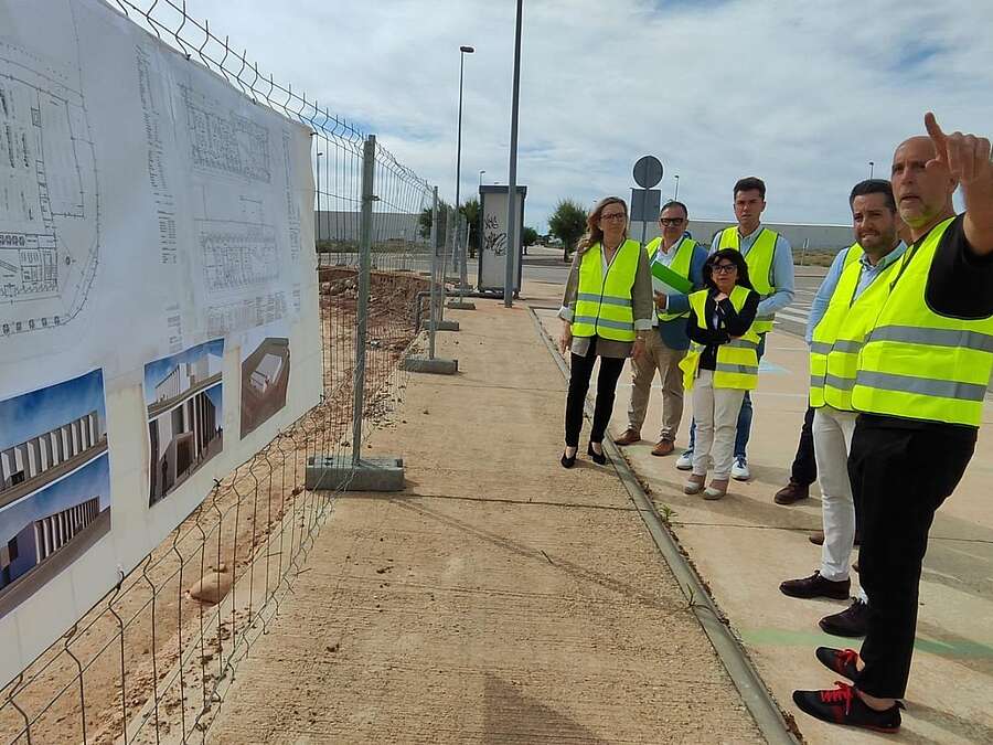 Representantes del Gobierno de La Rioja y la empresa Etilisa, visitan la nueva ubicación de la empresa en el parque empresarial La Maja