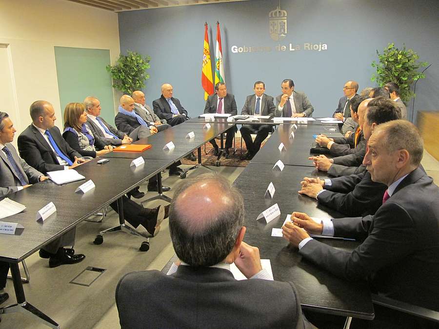 El consejero de Industria, Innovación y Empleo, Javier Erro, junto con el presidente de la Sociedad de Garantía Recíproca Iberaval, José Rolando Alvárez
