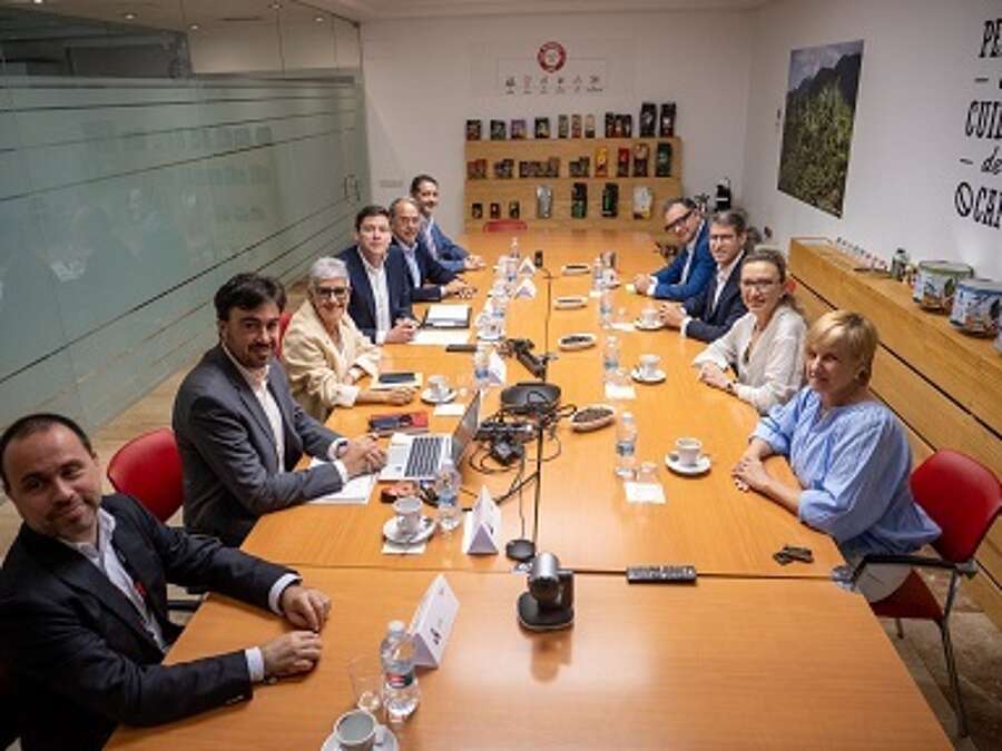 Asistentes a la visita de las instalaciones de la empresa UCC Coffee Spain
