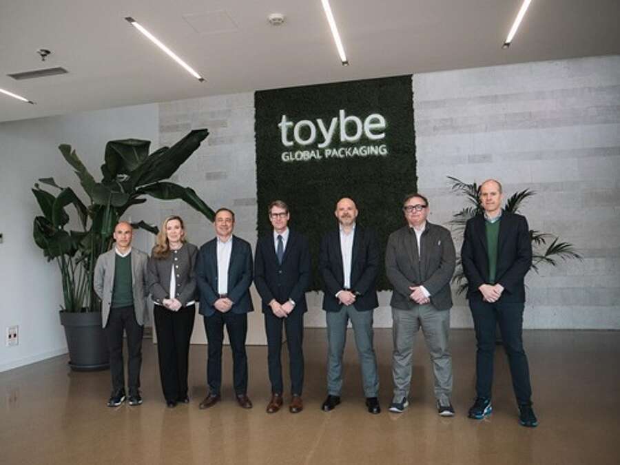 Asistentes en la visita a las instalaciones de Toybe