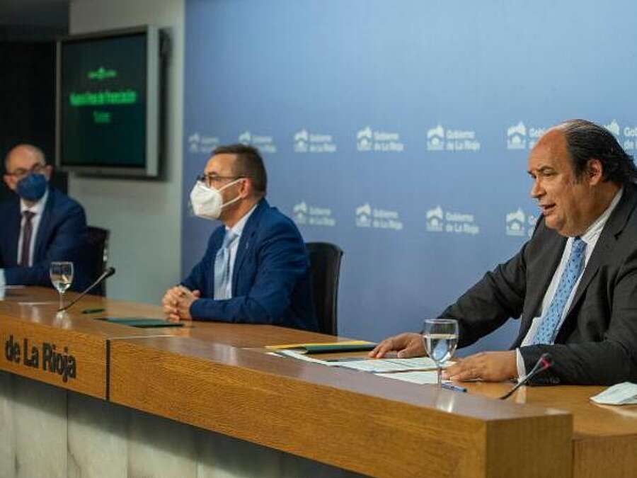 El gerente de ADER, Fernando San José, el director general de Iberaval, Pedro Pisonero y el director general de Turismo, Ramiro Gil presentan una nueva línea de financiación 