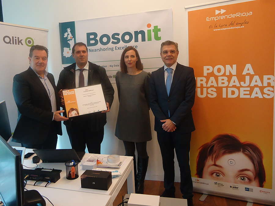 Representantes de EmprendeRioja entregan el diploma del mes de noviembre a la empresa Bosonit
