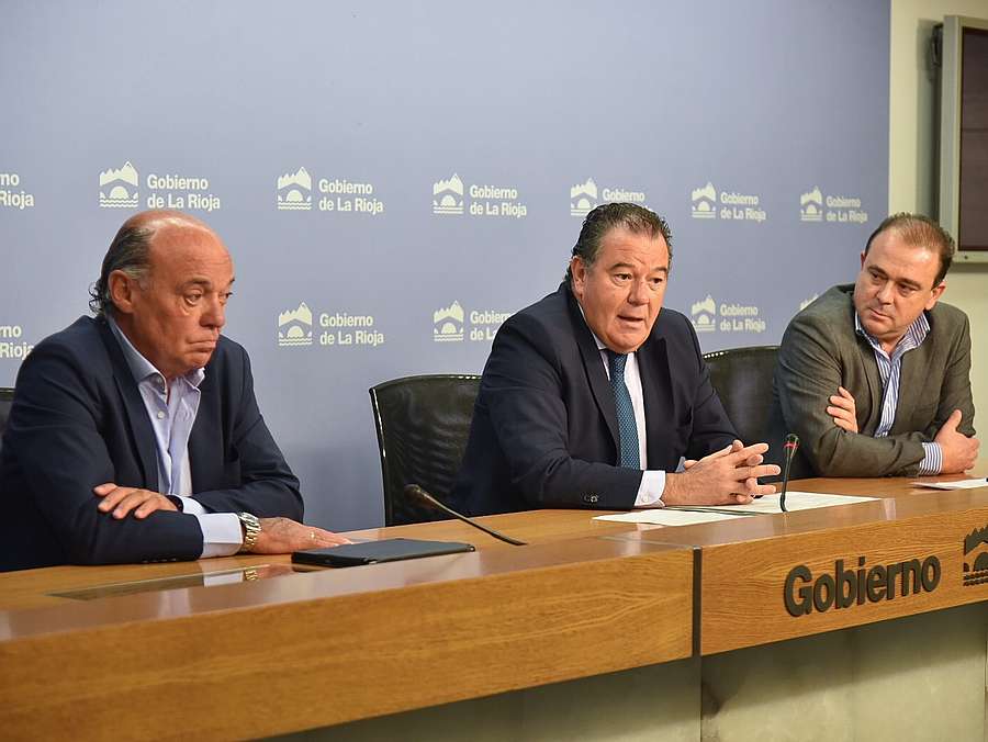 El gerente de la ADER, Javier Ureña, junto con el presidente de la FER, Jaime García Calzada, y del Club de Marketing, Ignacio Blanco, presentan el Plan de formación de directivos