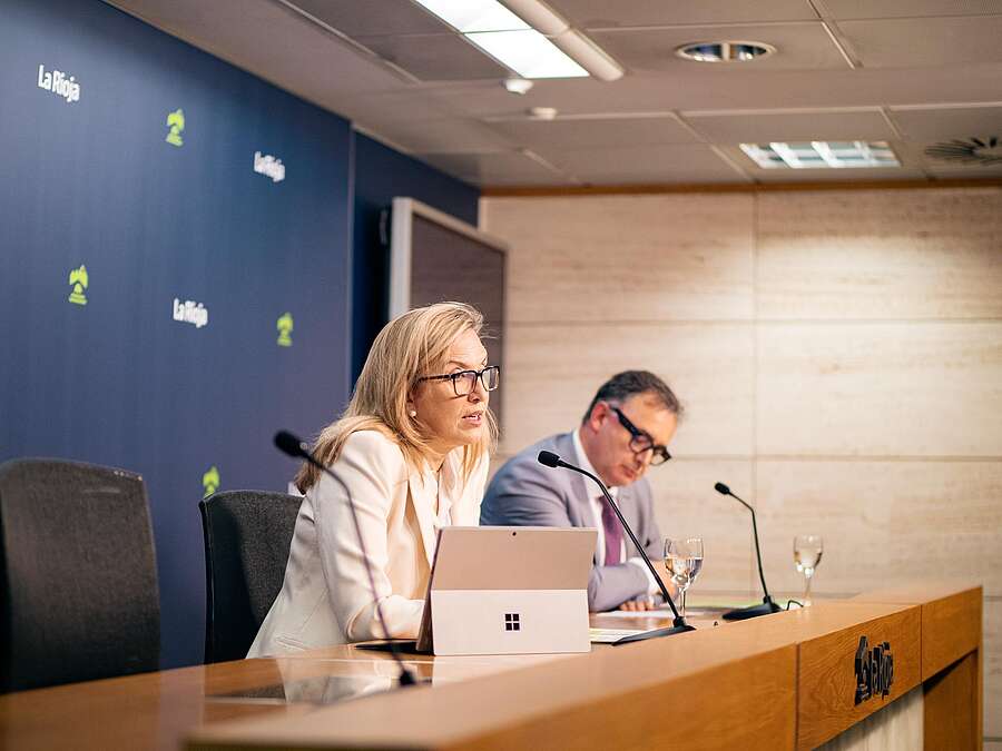 La consejera de Economía, Innovación, Empresa y Trabajo Autónomo, Belinda León, y el gerente de ADER, Luis Pérez, presentan el plan de choque para agilizar la tramitación de expedientes