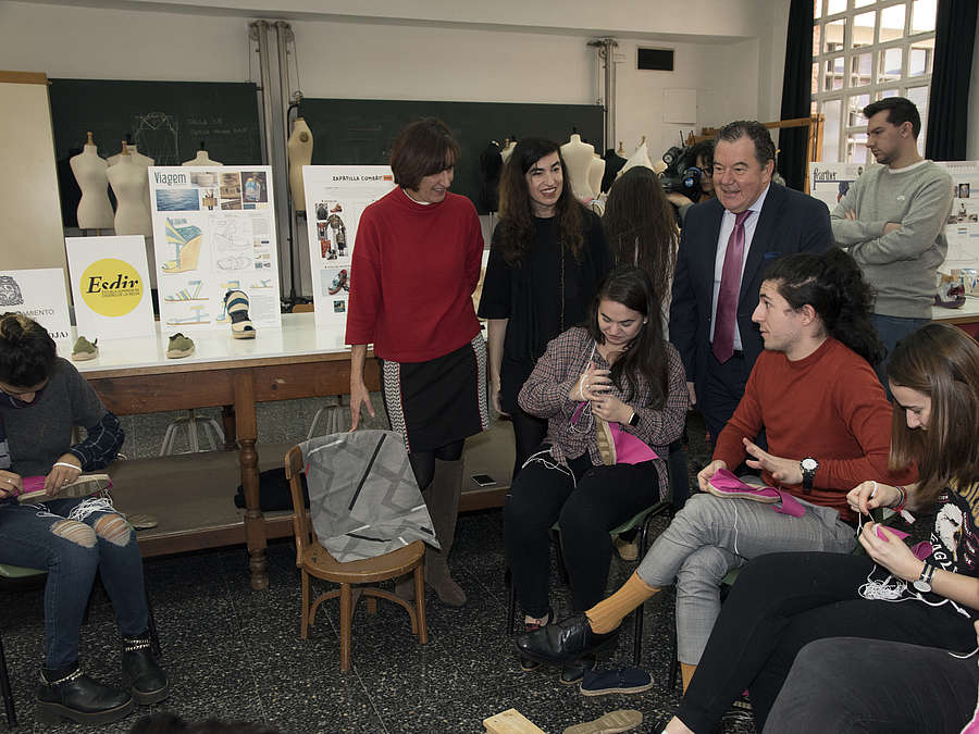 El gerente de la ADER, Javier Ureña, visita el taller de cosido de alpargata, actividad que se enmarca dentro de la V Edición de los Premios de Diseño de la Alpargata. 