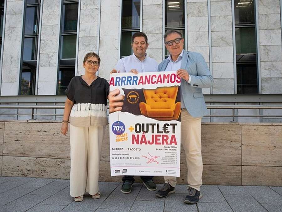 El gerente de la ADER, Luis Pérez Echeguren, junto al alcalde de Nájera, Jorge Salaverri, y la presidenta de la Asociación El Mueble de Nájera, Nuria Núñez, presentan la 17 edición de la Feria del Outlet y de la Oportunidad del Mueble del Nájera