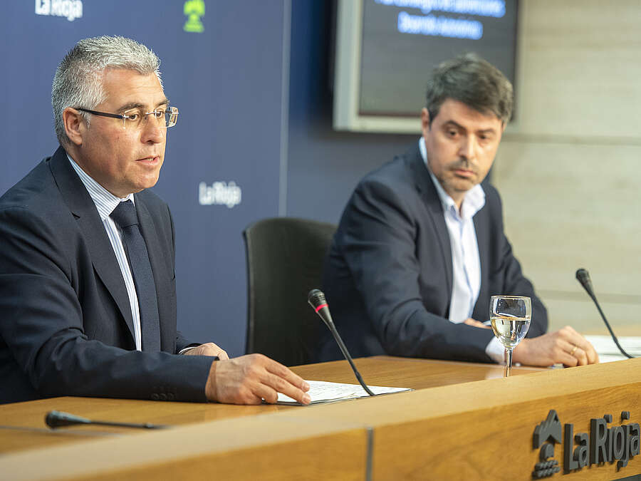 El Consejero de Desarrollo Autonómico, José Ángel Lacalzada, y el gerente de la ADER, Luis Alonso, presentan la nueva línea de ayudas del transporte de mercancías y viajeros