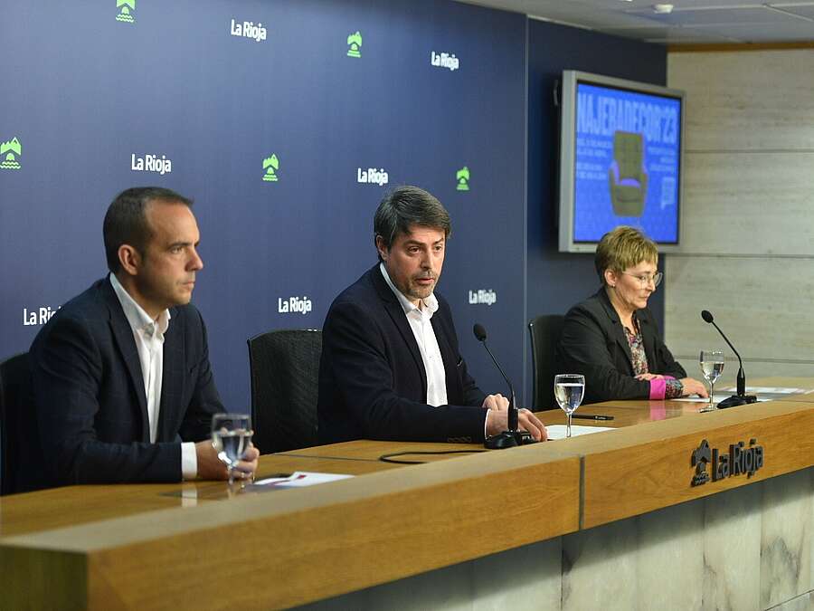 El gerente de ADER, Luis Alonso, el alcalde de Nájera, Jonás Olarte y la presidenta de la Asociación El Mueble de Nájera, Nuria Núñez, presentan la Feria NájeraDecor 2023