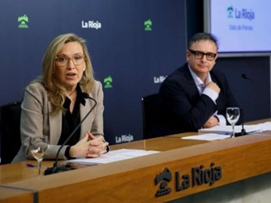 La consejera de Economía, Innovación, Empresa y Trabajo Autónomo, Belinda León, y el gerente de la ADER, Luis Pérez Echeguren presentan el nuevo Plan Estratégico de Subvenciones