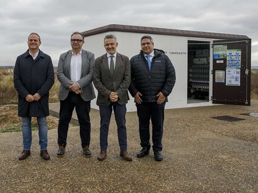 El gerente de la ADER, Luis Pérez Echeguren, el alcalde de Logroño, Conrado Escobar, el concejal de Administración Pública, Interior y Proyectos Estratégicos, Francisco Iglesias, y el responsable de Asociaciones de Polígonos y Zonas Industriales de la FER, Juan Ramón Liébana, en la visita al polígono industrial Las Cañas