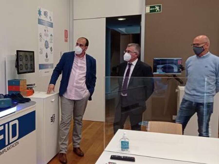 Javier Oñate, José Ángel Lacalzada y Liborio Sevilla en el Centro Tecnológico del Calzado de La Rioja