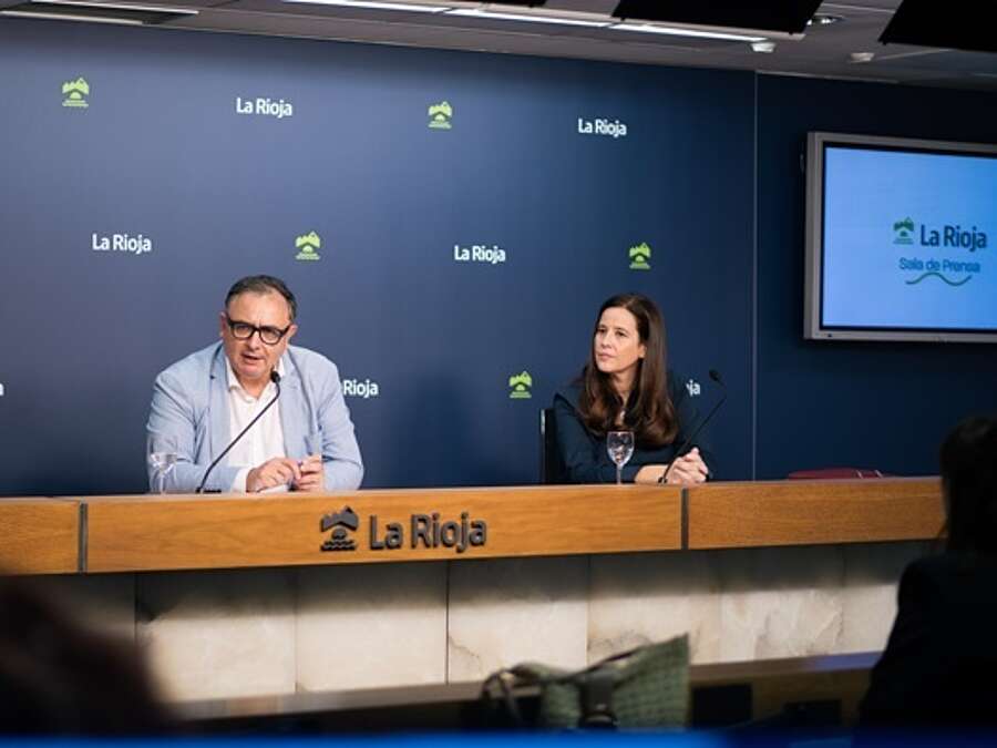 El gerente de la ADER, Luis Pérez Echeguren, y la presidenta del COAC de La Rioja, Mariola Bravo, informan de las actuaciones del nuevo convenio suscrito
